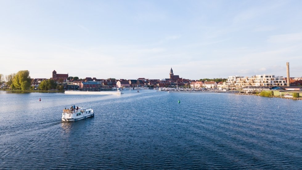 Haveningang van Waren (M&uuml;ritz) in het Mecklenburgse merengebied // &copy; MV-T/Witzel