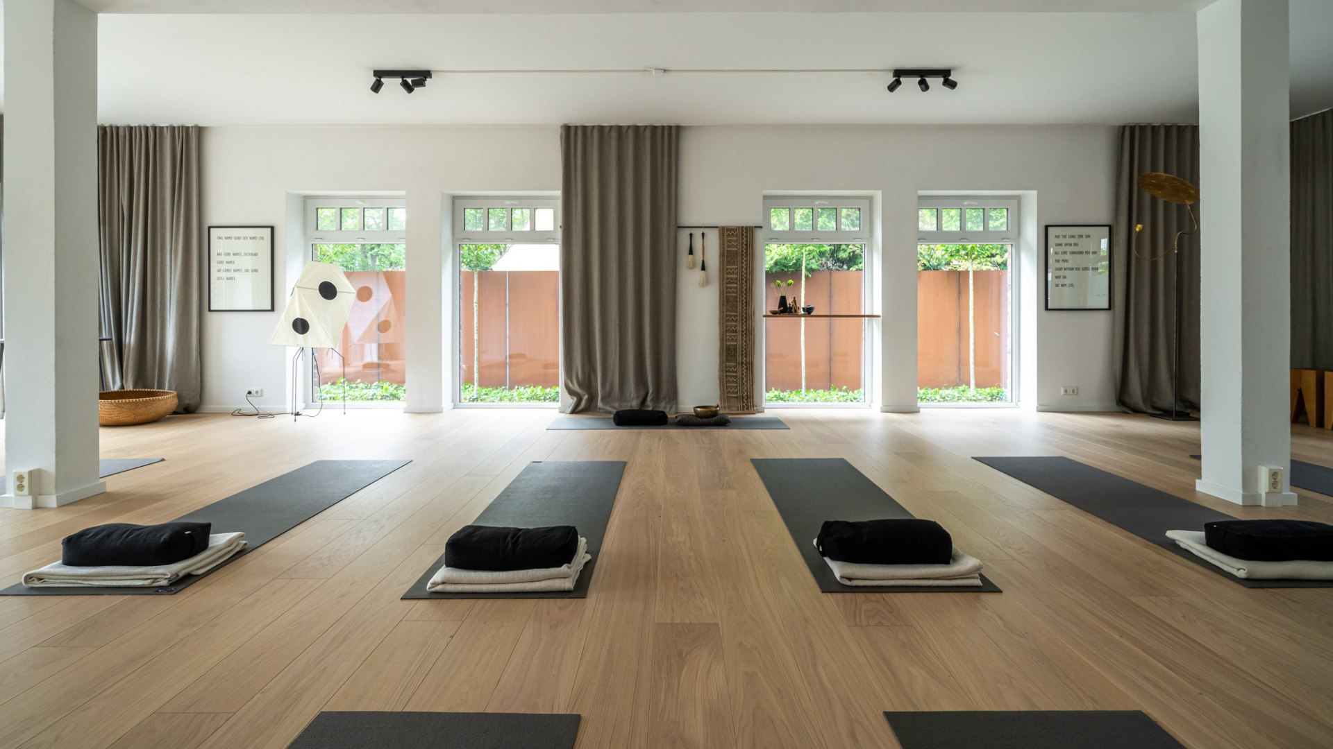 Ein lichtdurchfluteter Yoga-Raum im Retreat-Center Carpe Diem – minimalistische Einrichtung für maximale Entspannung und Konzentration. // © Quartier Carpe Diem Ein lichtdurchfluteter Yoga-Raum im Retreat-Center Carpe Diem – minimalistische Einrichtung für maximale Entspannung und Konzentration.