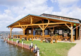 Vom Fischerhof den Blick auf die Müritz und die Altstadt von Waren genießen // © Müritzfischer Vom Fischerhof den Blick auf die Müritz und die Altstadt von Waren genießen // © Müritzfischer