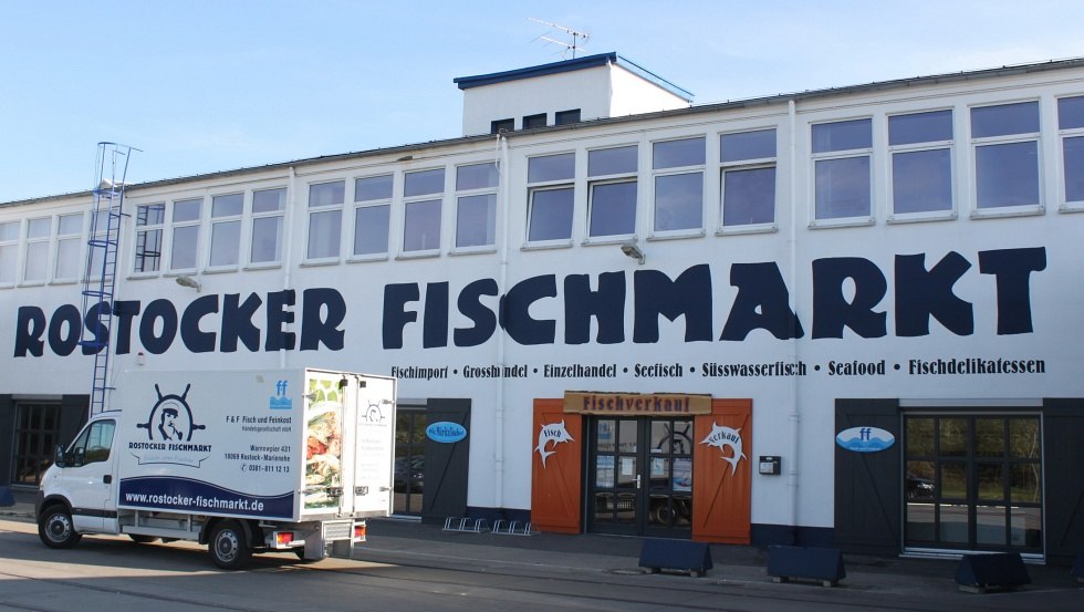 Kühltransporter vor dem Fischmarkt // © F&F Fisch und Feinkost GmbH Kühltransporter vor dem Fischmarkt // © F&F Fisch und Feinkost GmbH