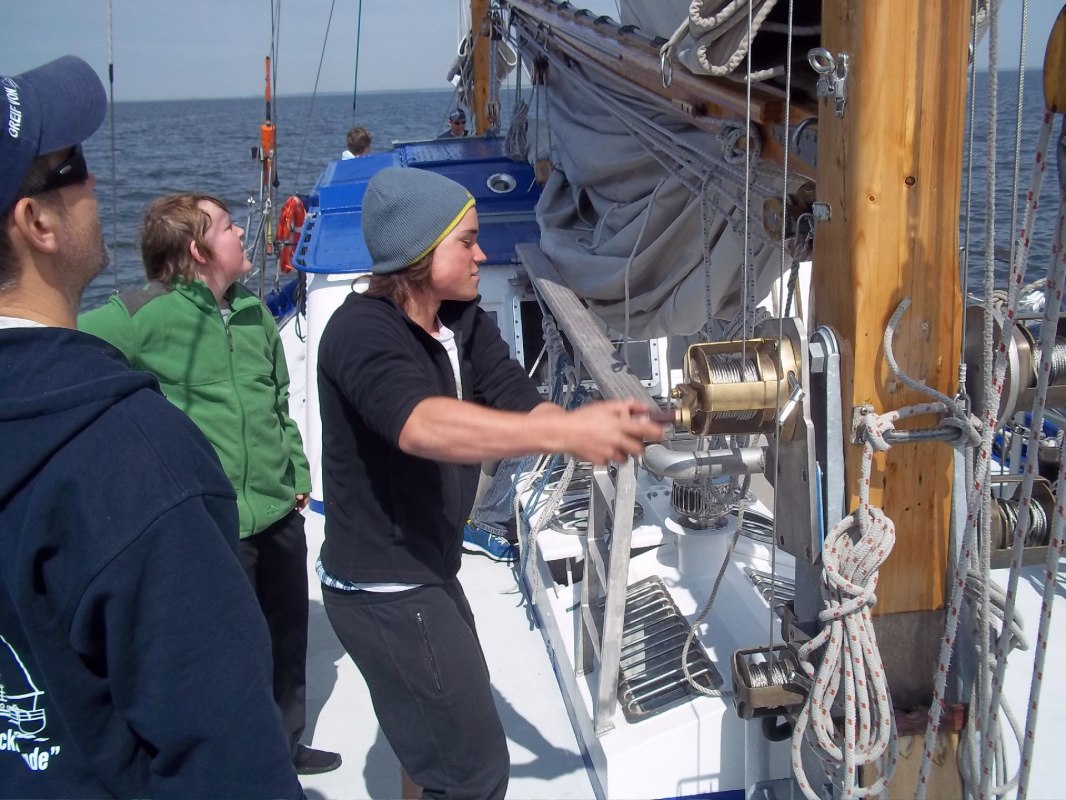 Jugendliche beim durchsetzen des Grossegels // © Mirko Niebuhr 2017 Jugendliche beim durchsetzen des Grossegels // © Mirko Niebuhr 2017