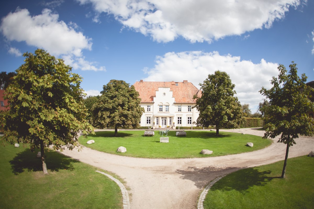 Außenansicht Gut Klein Nienhagen // © Gut Klein Nienhagen / Anne Karsten Außenansicht Gut Klein Nienhagen // © Gut Klein Nienhagen / Anne Karsten