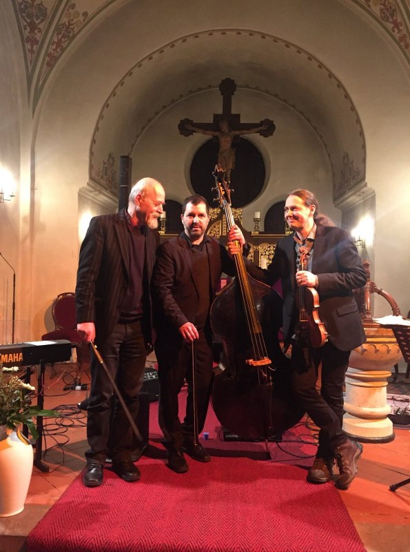 &copy; Tr&oslash;stesang