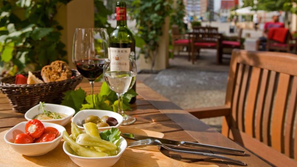 Selectie van tapas op het zomerterras // © Weinwirtschaft Rostock Selectie van tapas op het zomerterras // © Weinwirtschaft Rostock