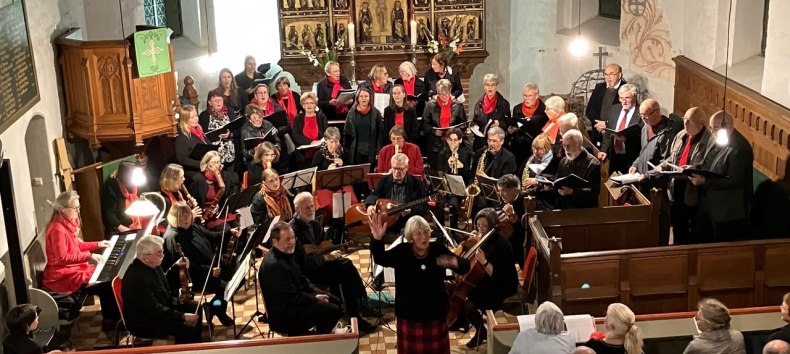 Christa Maier (Mitte) mit Chor und Orchester  in der Dorfkirche Pinnow, hier eine Aufnahme vom vergangenen Jahr. // &copy; F&ouml;rderverein Pinnower Orgel e.V.