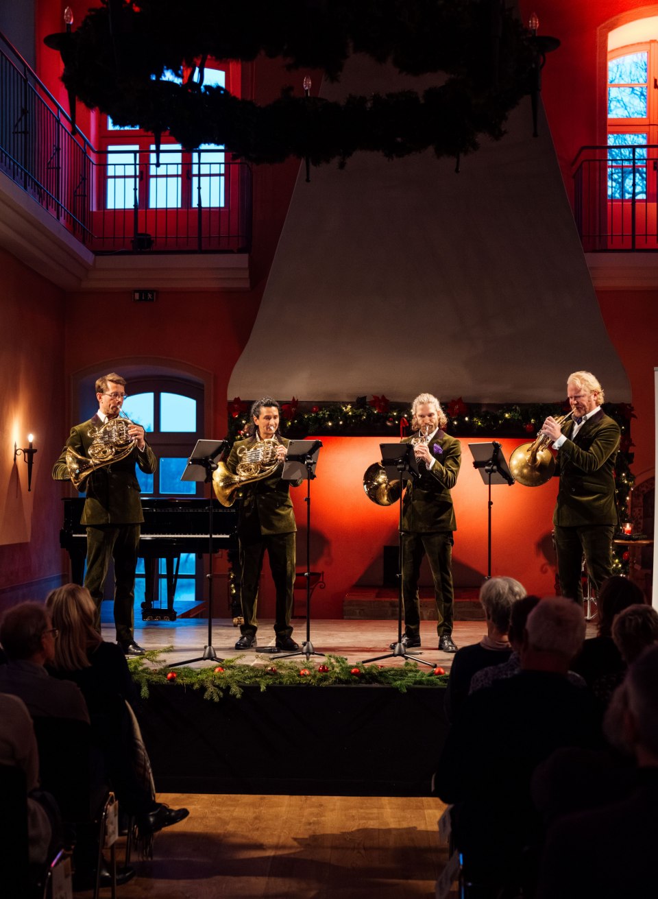 Festliche Klänge im historischen Ambiente – das German Hornsound Quartett begeistert das Publikum im Schloss Ulrichshusen., © TMV/Petermann Das German Hornsound Quartett spielt ein weihnachtliches Konzert im festlich geschmückten Schloss Ulrichshusen vor einem begeisterten Publikum.
