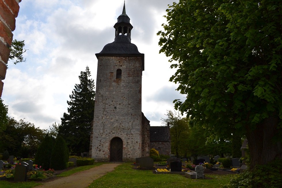 Kirche mit Turmansicht aus westlicher Richtung // © Lutz Werner Kirche mit Turmansicht aus westlicher Richtung // © Lutz Werner