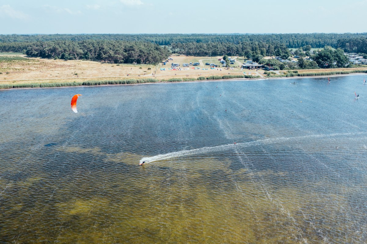 Kitesurfen auf Ummanz vor Suhrendorf // © MV-T/Gänsicke Kitesurfen auf Ummanz vor Suhrendorf // © MV-T/Gänsicke