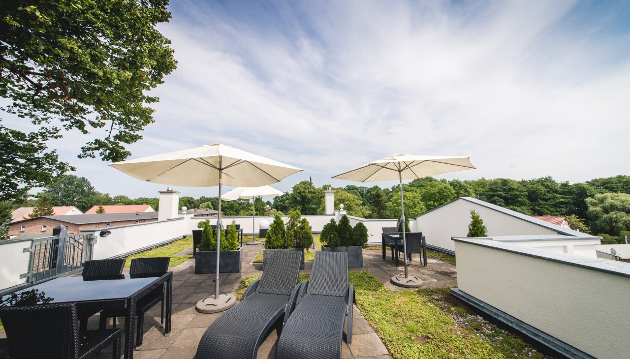 Die Dachterrasse der Gutshauses Krummin bietet einen einzigartigen Blick &uuml;ber das Dorf und steht allen G&auml;sten ganzj&auml;hrig zur Verf&uuml;gung., &copy; Gutshaus Krummin / Matthias Friel