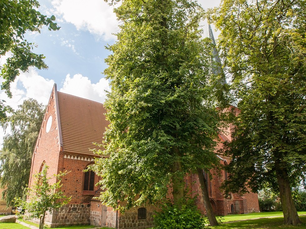Kirche schräg von hinten // © Frank Burger Kirche schräg von hinten // © Frank Burger