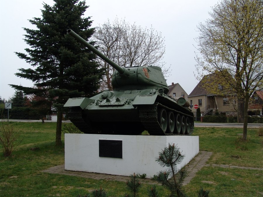 Panzerdenkmal in Lalendorf - russischer Panzer des Typs T-34, © B. Fischer Panzerdenkmal in Lalendorf - russischer Panzer des Typs T-34, © B. Fischer