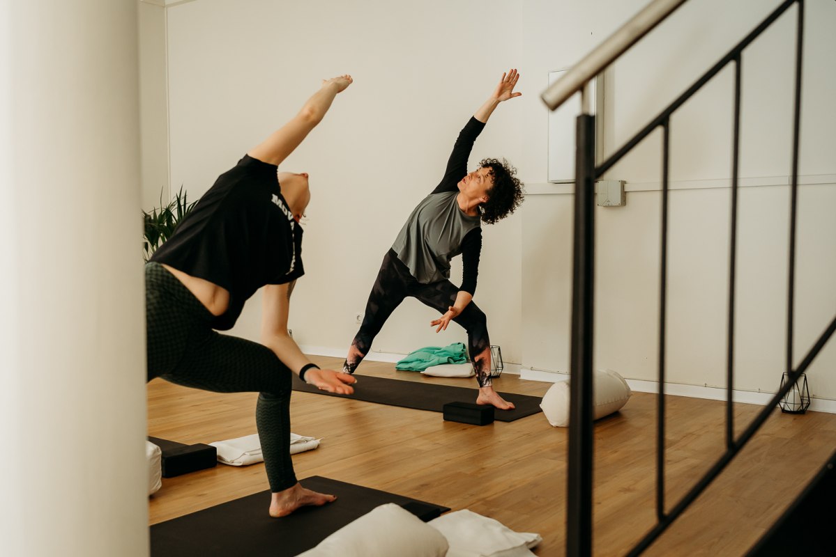 Eine Frau namens Susann macht Yoga im MOVA PLACE - Yoga & Co. Studio, © Rügenlinse Eine Frau namens Susann macht Yoga im MOVA PLACE - Yoga & Co. Studio, © Rügenlinse