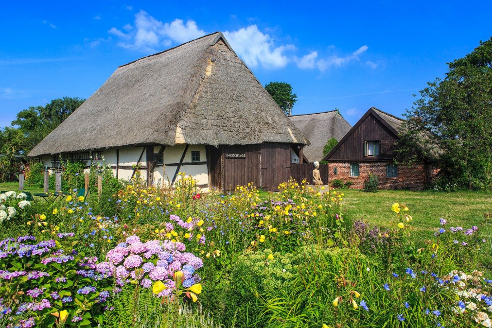 Malerisch gelegen sind die denkmalgesch&uuml;tzten Ensembles altehrw&uuml;rdiger Bauerngeh&ouml;fte im Ortsteil Barnstorf, &copy; Voigt & Kranz UG