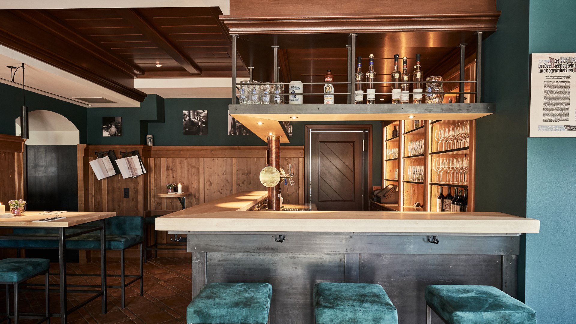 Das Wirtshaus Binz des Kurhauses - die Bar von innen mit Tresen und SItzhockern // Das Wirtshaus Binz des Kurhauses // © Arne Nagel Das Wirtshaus Binz des Kurhauses - die Bar von innen mit Tresen und SItzhockern