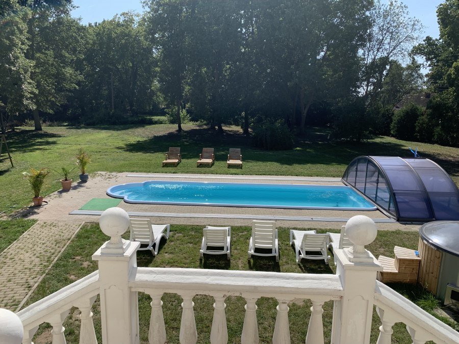 Poolblick im Schloss Schmuggerow, &copy; Hellberg Domizil