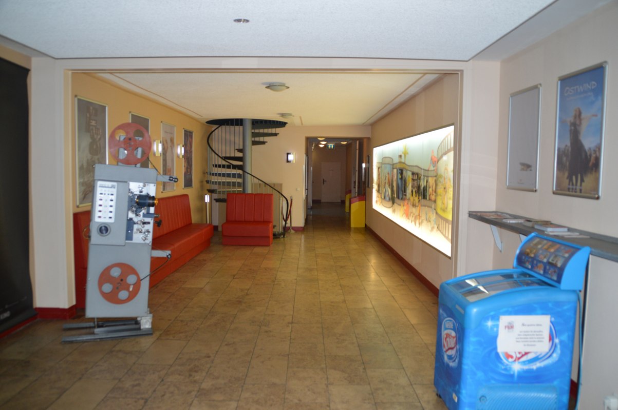 Er zijn comfortabele zitplaatsen in de foyer van de bioscoop. // &copy; Wobau Demmin GmbH