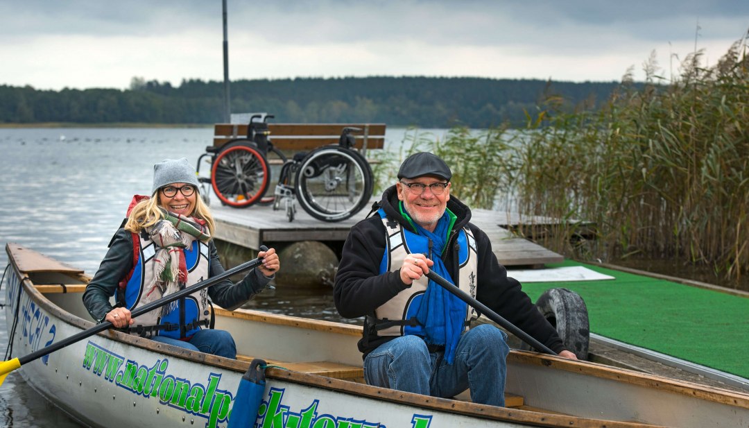 Im Müritz-Nationalpark gibt es abgesenkte Stege, die auch Rollstuhfahrenden den Zugang zu den Kanus ermöglichen. // © MV-T/Ulrich Im Müritz-Nationalpark gibt es abgesenkte Stege, die auch Rollstuhfahrenden den Zugang zu den Kanus ermöglichen. // © MV-T/Ulrich