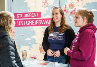 Zwei Studentinnen beraten eine Sch&uuml;lerin zum Studium in Greifswald // &copy; Gina Heitmann/UG