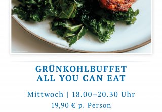 Pittige boerenkool met gerookt varkensvlees, worst en gekookte aardappelen op een bord, rustiek opgediend. // © spreepiraten® Pittige boerenkool met gerookt varkensvlees, worst en gekookte aardappelen op een bord, rustiek opgediend. // © spreepiraten®
