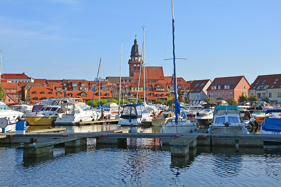 Der Stadthafen von Waren (Müritz) - zentral gelegen und eine beliebte Bummelmeile, © Heidi Goerlt