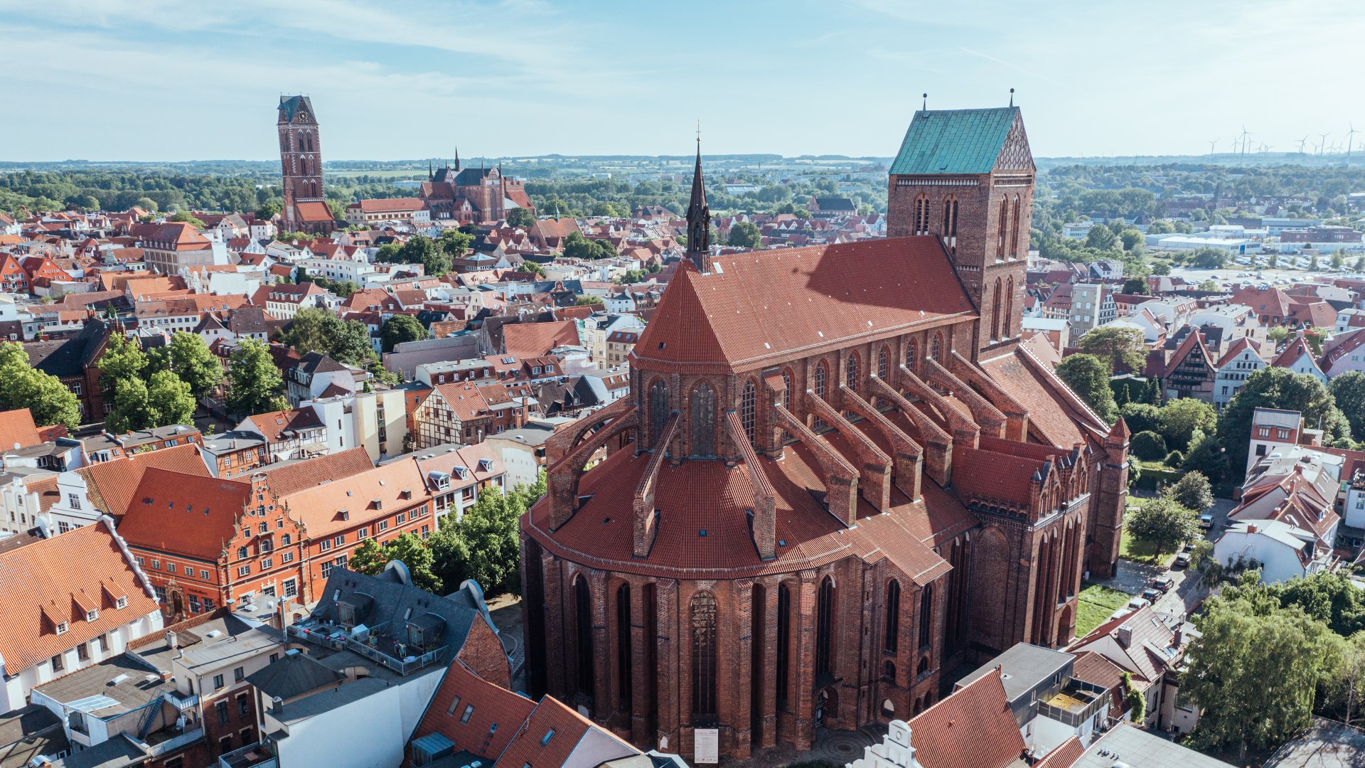 Wismar mit der gotischen Kirche St. Nikolai und der Altstadt aus der Luft.