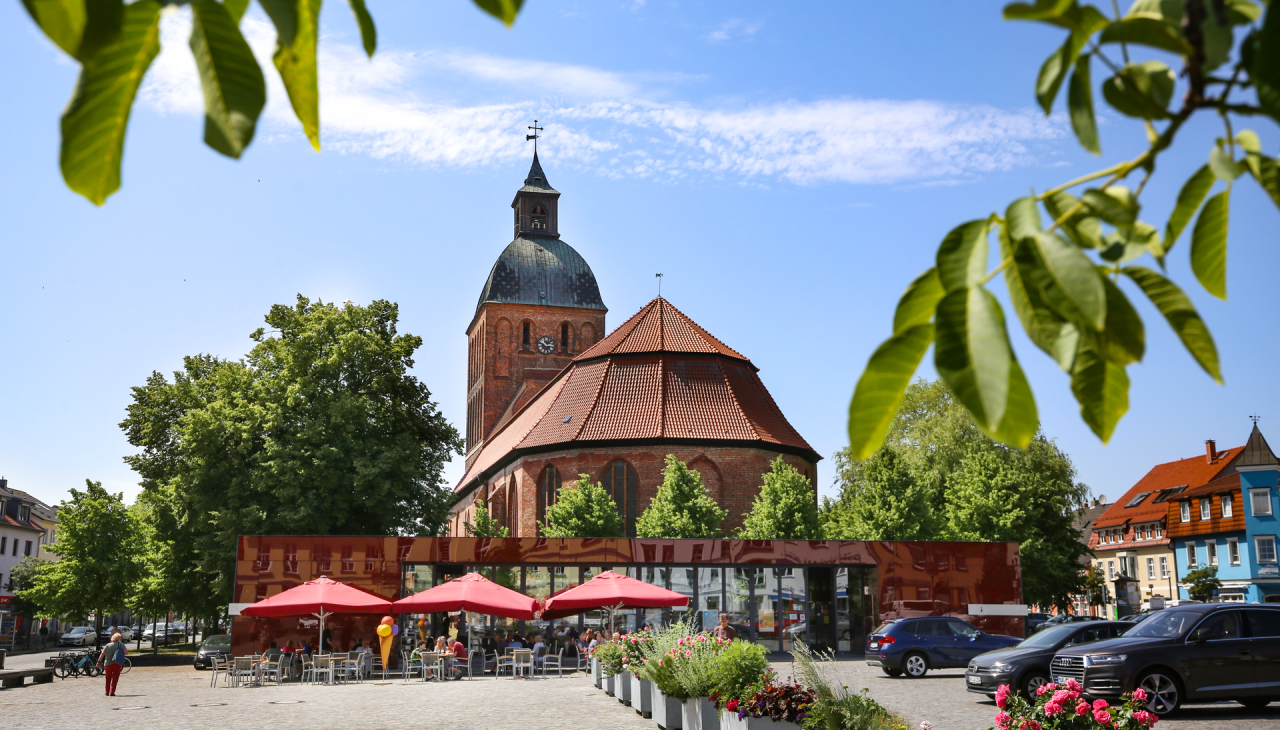 Markt Ribnitz-Damgarten mit Marienkirche, &copy; TMV/Gohlke