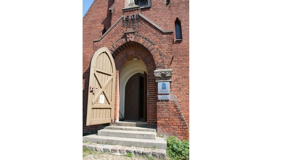 Au&szlig;enaufnahme der Kirche in Babke // &copy; Mecklenburgische Kleinseenplatte Touristik GmbH