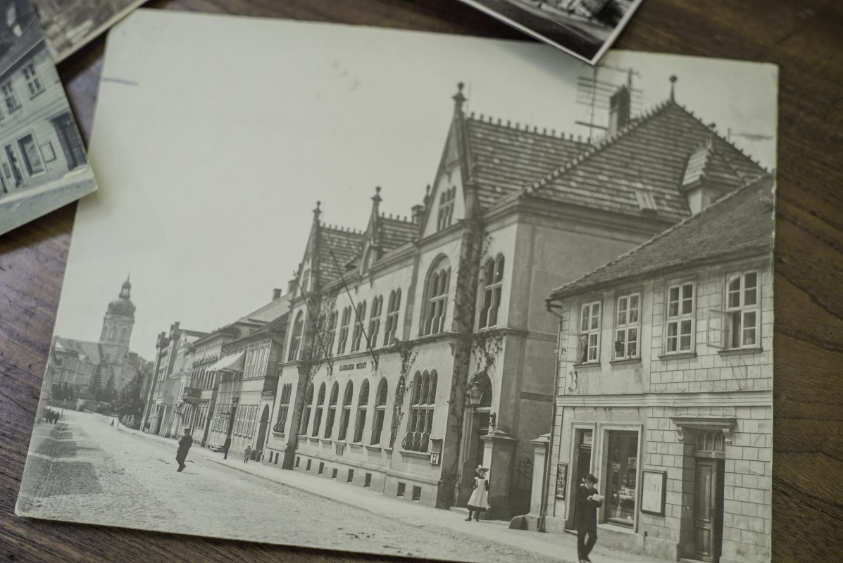 Schlo&szlig;stra&szlig;e in Neustrelitz / Ansichtskarte aus dem Jahr 1910 // &copy; Kulturquartier Mecklenburg-Strelitz, Karbe-Wagner-Archiv.