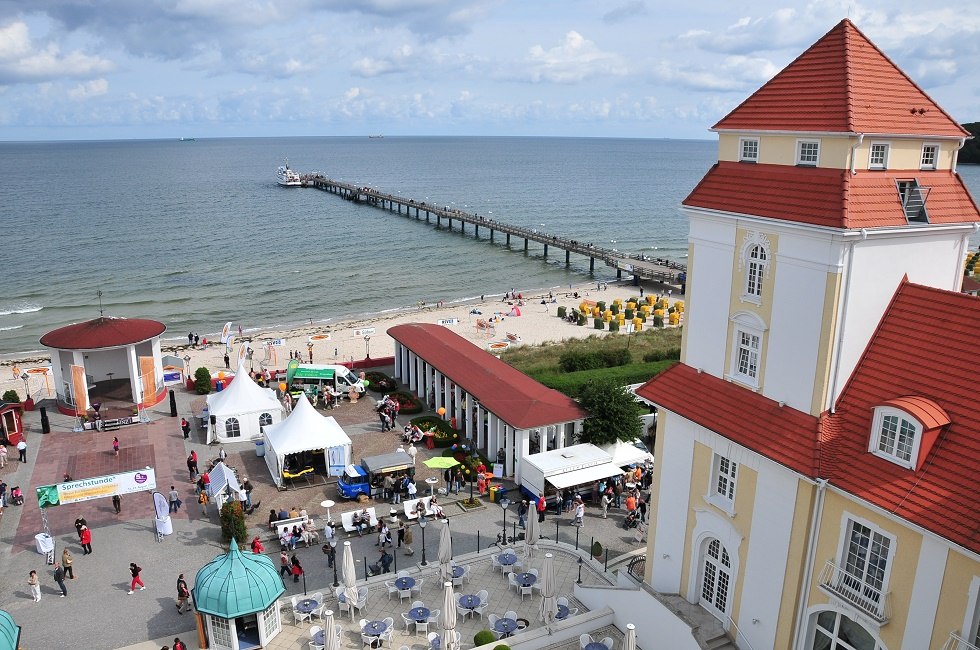 Kurplatz Binz mit Veranstaltung // &copy; Tourismuszentrale R&uuml;gen