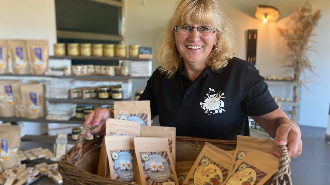 Unsere Ladenfee Manuela, &copy; seenreich