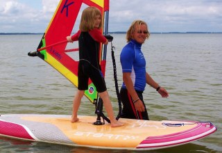 Surflessen voor beginners, speciaal voor kinderen // &copy; Surf-Hecht