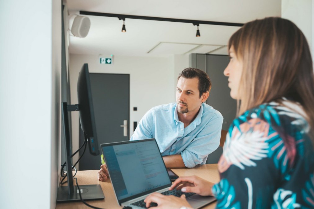 Fokus-Absprache am Arbeitsplatz., © Michelle Dynio Fokus-Absprache am Arbeitsplatz., © Michelle Dynio