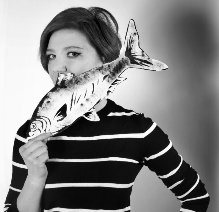 Dem Hering folgen K&uuml;nstlerinnen im  &ouml;ffentlichen Raum