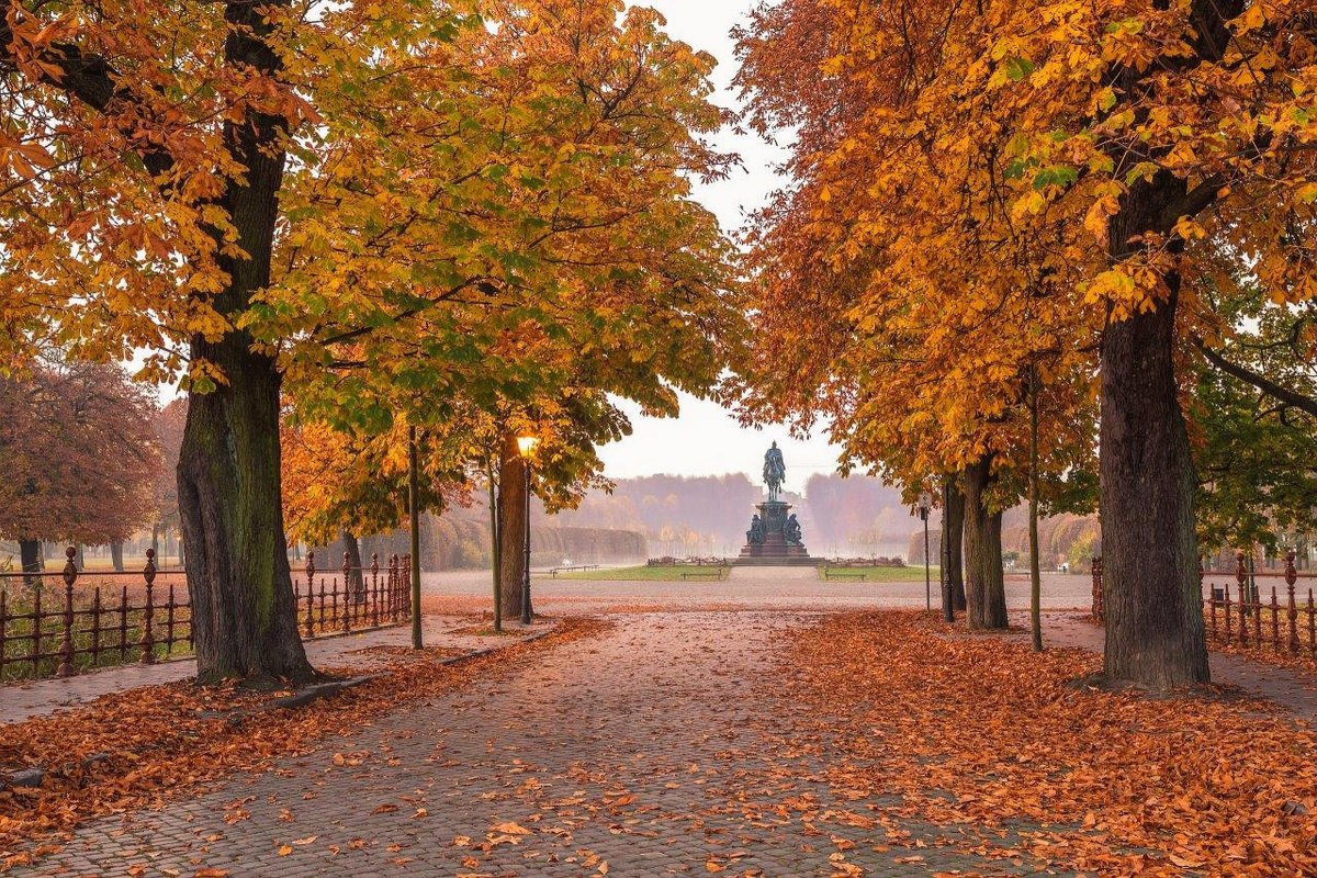 Schlossgarten Schwerin im Herbst // &copy; SSGK MV / Timm Allrich