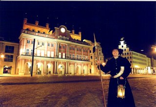 Der Rostocker Nachtw&auml;chter vor dem Rathaus // &copy; HTR Hansetouristik Rostock