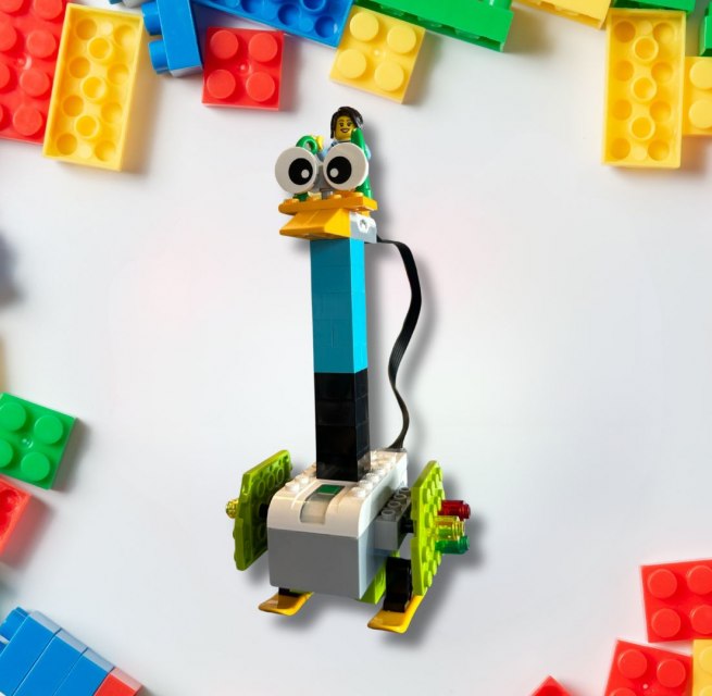 Ein kleiner Roboter wurde mit Lego gebaut und programmiert und ist auf einen weißen Hintergrund projeziert. // © Stadtbibliothek Stralsund Ein kleiner Roboter wurde mit Lego gebaut und programmiert und ist auf einen weißen Hintergrund projeziert. // © Stadtbibliothek Stralsund