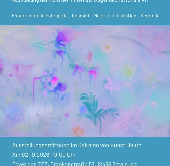 Hellblaues Plakat mit buntem Foto mit floralem Muster // &copy; Jugendkunstschule Vorpommern-R&uuml;gen e.V.; Foto: Michaela Gruse