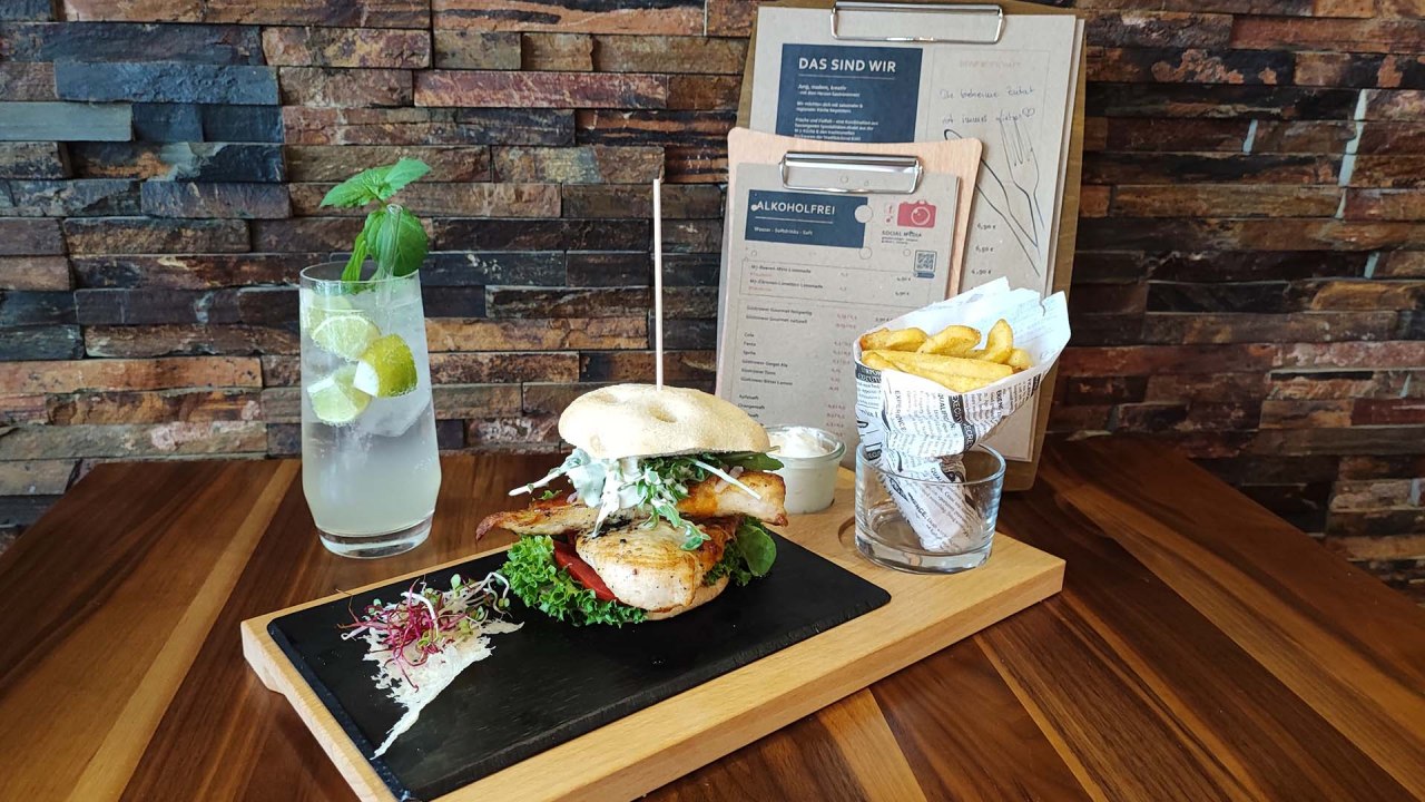 De geheime tip van de chef: de M7 Cesarburger met frietjes. De gemarineerde kip en salade maken het gerecht bijzonder licht. Als je iets hartigers wilt, kun je het bestellen met een extra gebakken ei. // &copy; B.K&auml;stner/Stadtb&auml;ckerei K&uuml;hl