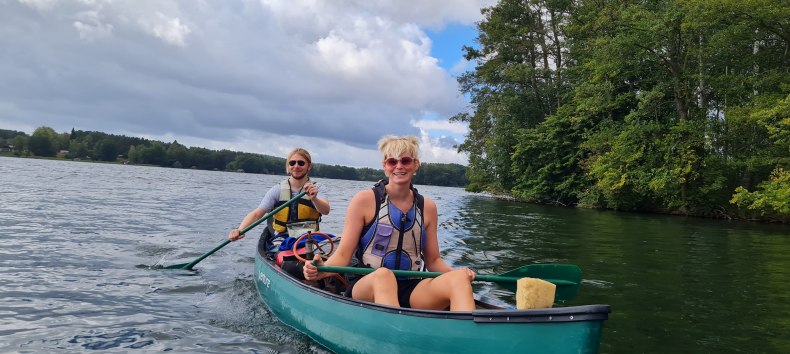 In Kanus (Canadiern) f&uuml;r zwei bis drei Personen paddeln wir &uuml;ber die Gew&auml;sser. // &copy; KompassKiki