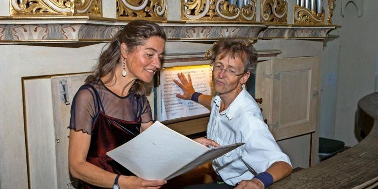 an der historischen Orgel // © privat an der historischen Orgel // © privat
