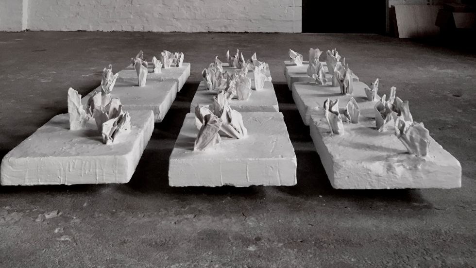 Taschentücher versinkend in Bodenplatten stehen als Synonym für einen Transfer im menschlichen Leben, © Michael Haydn