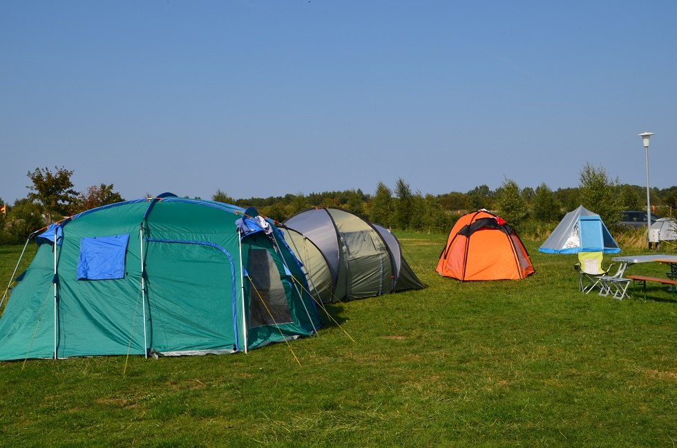 Platz f&uuml;r Zelte // &copy; Campingplatz Leuchtturm Poel