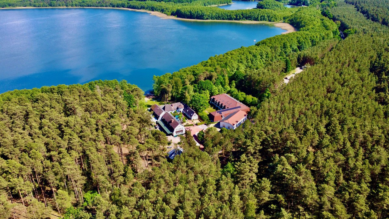 Genesteld in het Nationaal Park M&uuml;ritz, aan de Gro&szlig;er Labussee. Meer ruimte is niet mogelijk! // &copy; Familotel Borchard&acute;s Rookhus