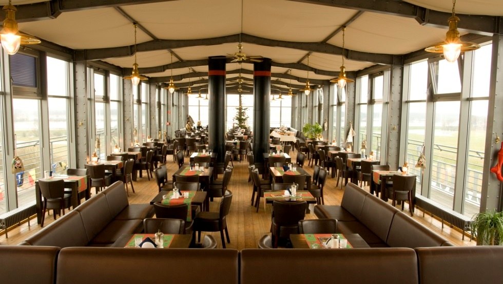 Innenansicht Panoramacaf&eacute; im Hotel D&ouml;mitzer Hafen // &copy; Hotel D&ouml;mitzer Hafen