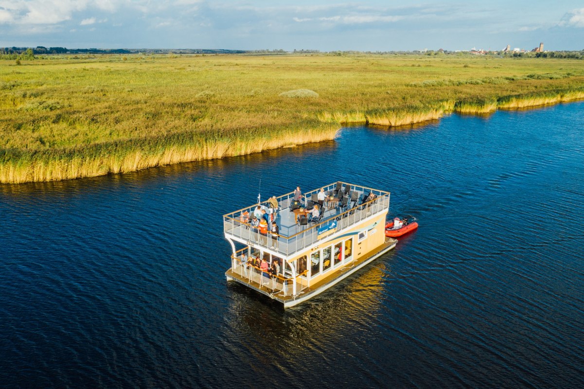 Fl&uuml;sterleise ist das Hybridschiff &bdquo;Ida vom Peendamm&ldquo; in der Saison t&auml;glich zu Touren im wildromantischen Peenetal unterwegs. // &copy; Esslinger