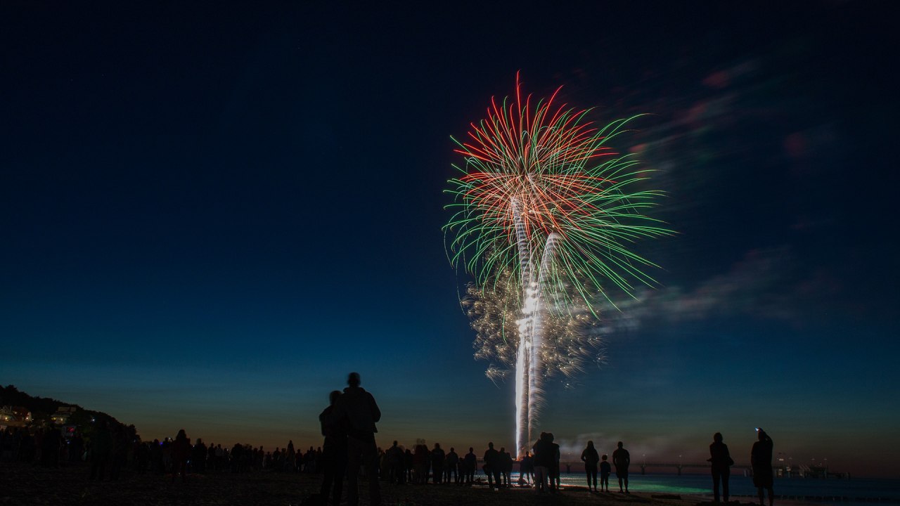 &copy; Strandfeuerwerk - Foto Ronny Heim.jpg