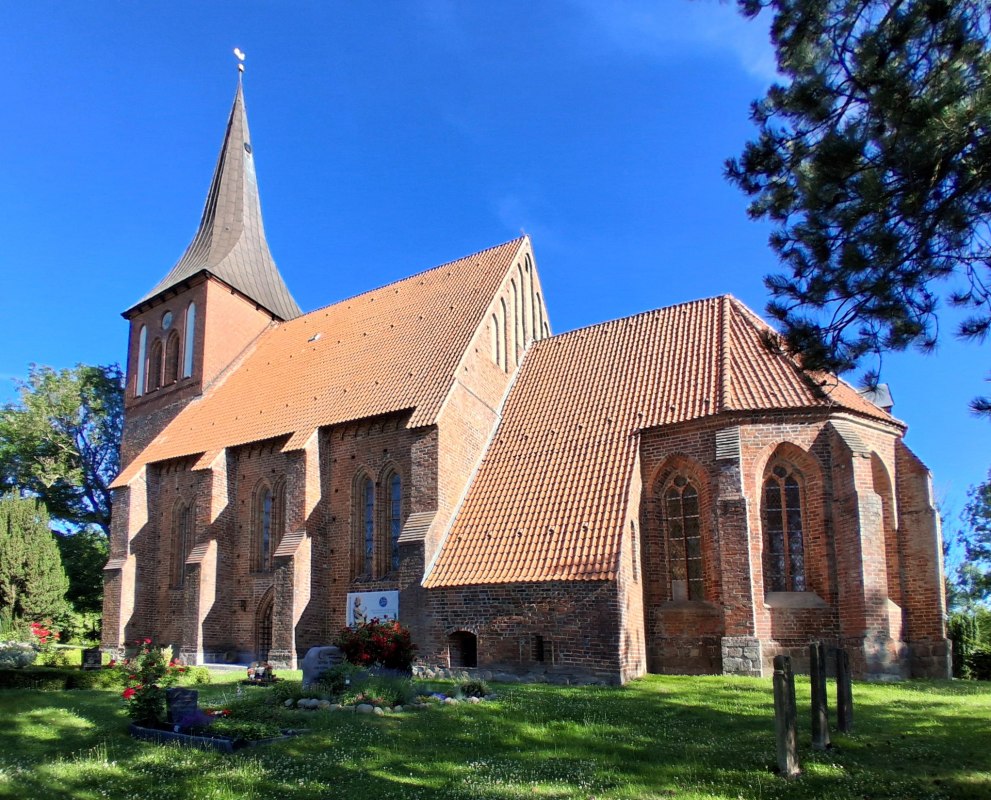Buitenkant van de dorpskerk St. Georg in Lüdershagen // © Richard Engel Buitenkant van de dorpskerk St. Georg in Lüdershagen // © Richard Engel