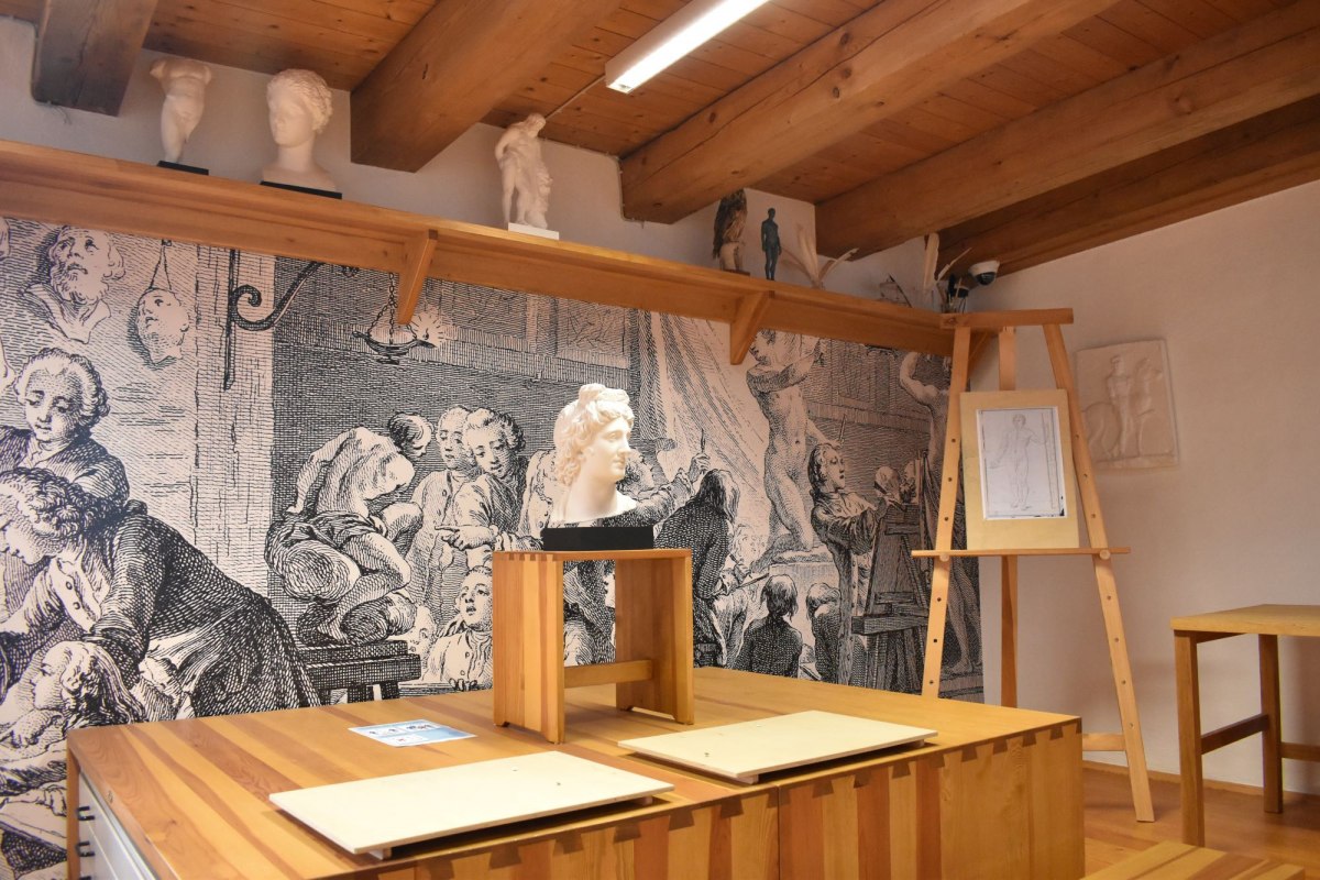 Zeichenkabinett im Caspar-David-Friedrich-Zentrum mit Staffelei und Objekten zum Zeichnen // &copy; &copy;Caspar-David-Friedrich-Gesellschaft e. V., Foto: Karl M&uuml;hlbach 2023