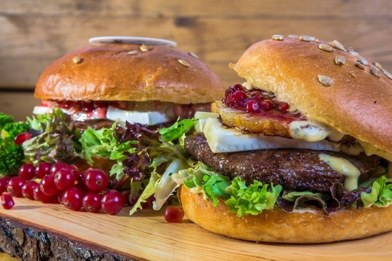 Im Hofcafé kann man sich nach aufregenden Kletter- oder Golfaktivitäten stärken. // © Sven Lingott / Gut Darß Im Hofcafé kann man sich nach aufregenden Kletter- oder Golfaktivitäten stärken. // © Sven Lingott / Gut Darß