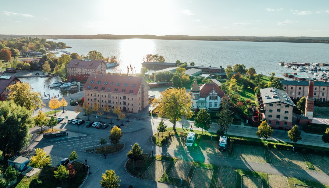 Luchtfoto van Neustrelitz met het meer op de achtergrond // In Neustrelitz wordt de camper geparkeerd op de kampeerplaats bij de stadshaven - dicht bij het water. // © MV-T/Gänsicke Luchtfoto van Neustrelitz met het meer op de achtergrond